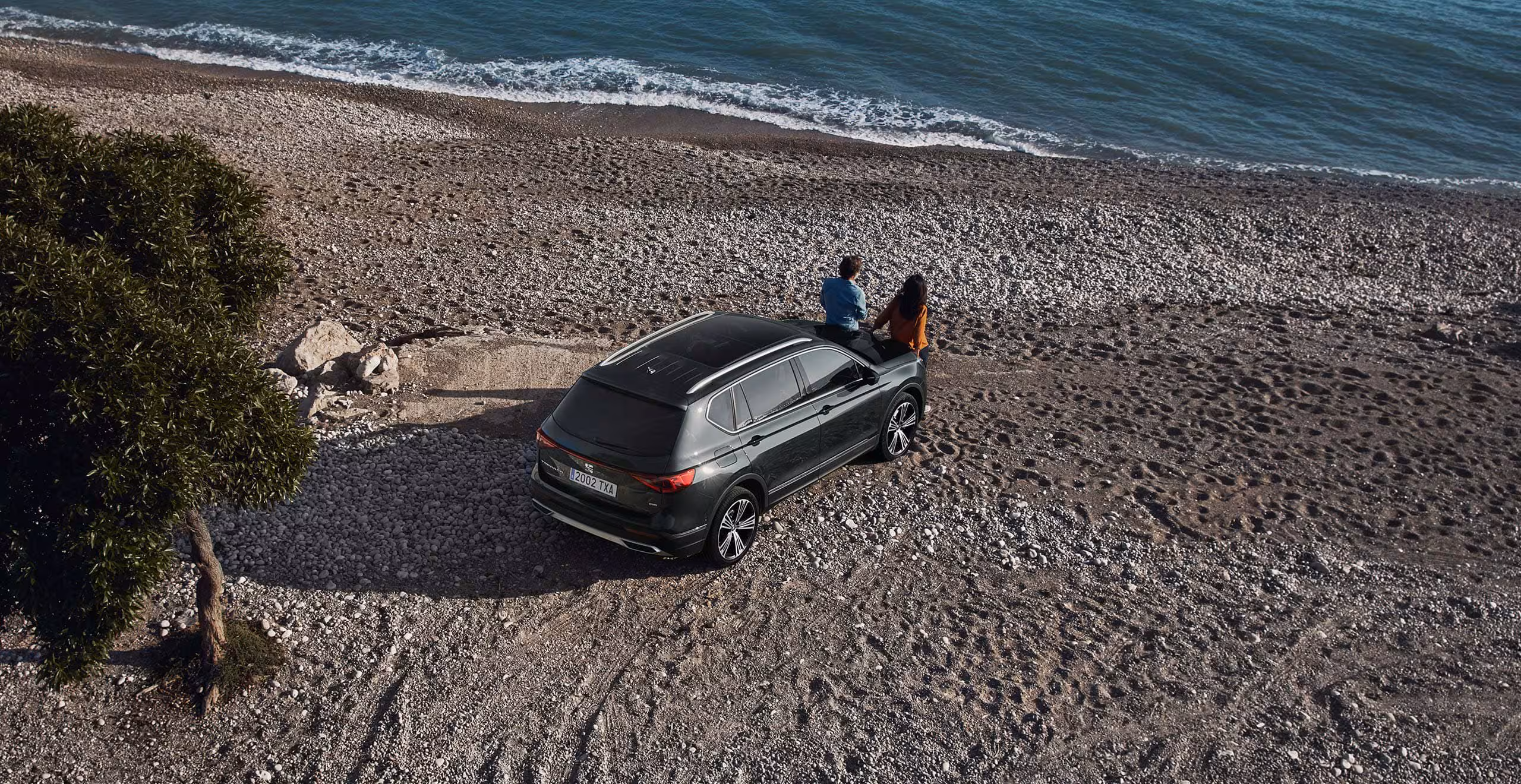 Oryginalne części ECONOMY – chłopiec otoczony kwiatami obok SEAT-a Toledo